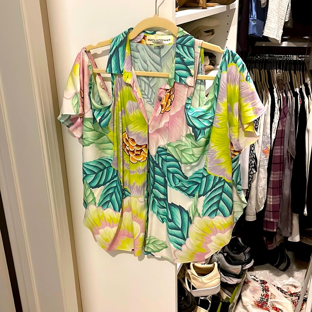 Floral cold shoulder cropped blouse.